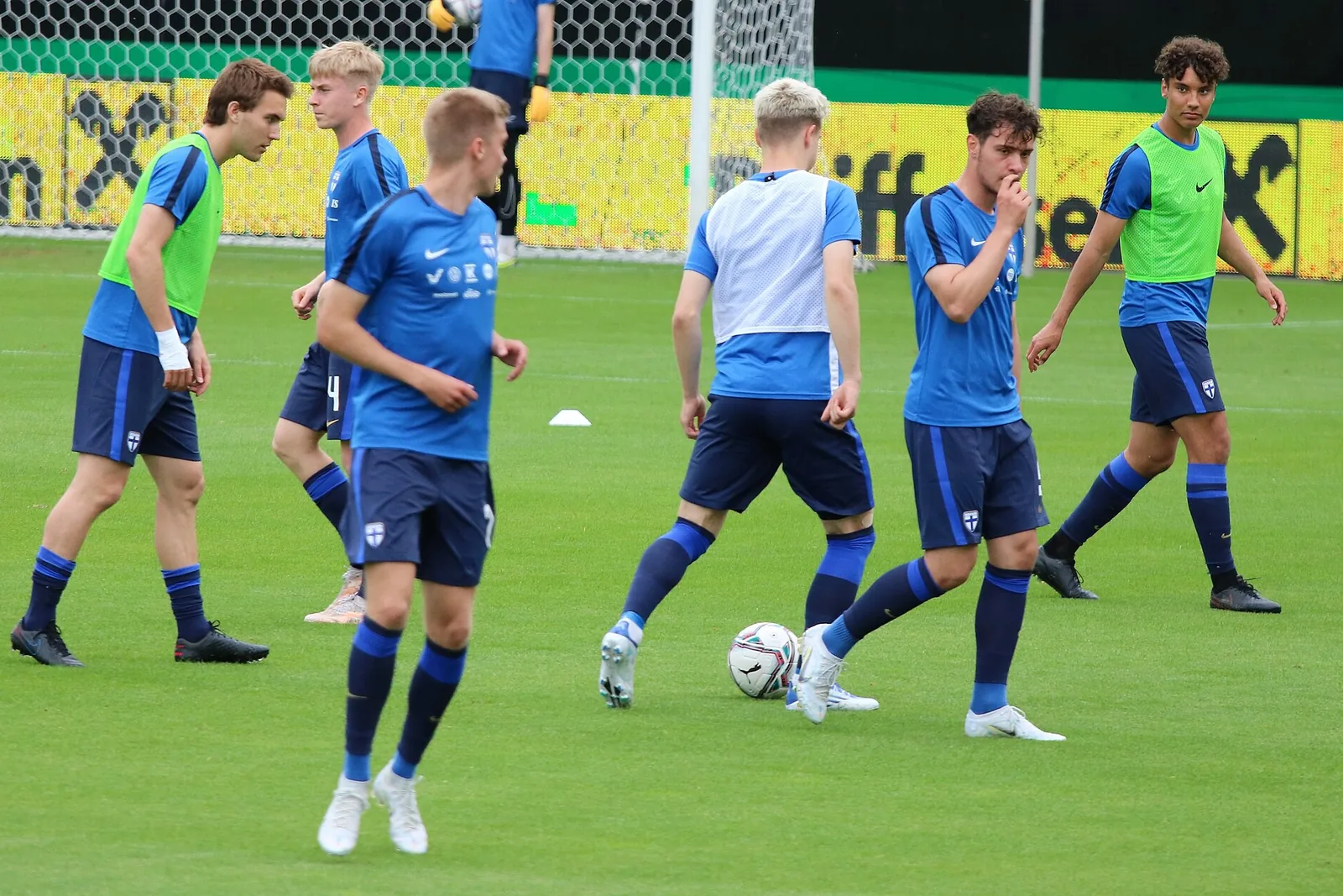 Suomen U21-maajoukkueen pelaajia lämmittelemässä