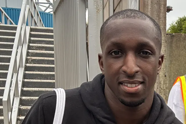 Glen Kamara stadionin edustalla ottelun jälkeen