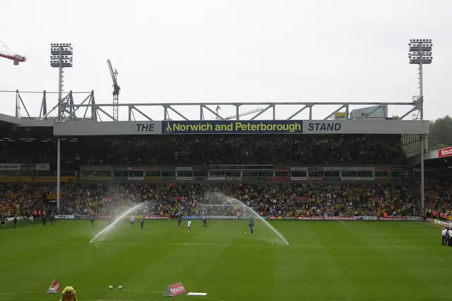Norwich Cityn kotistadionin katsomo ja kenttä