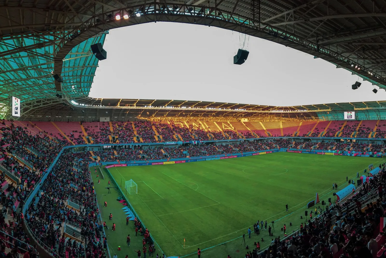 Täyteen ahdettu jalkapallostadion ottelun aikana